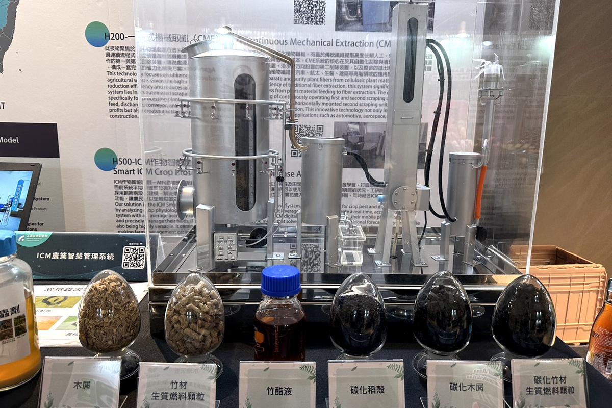 工研院「農業剩餘資材熱值循環利用」技術，透過導入節能快速型生物炭專家系統模組 ，建立連續式多功能生質燃料機新設備，取代原本90%以上能源，減少40%碳排放 。 圖：工研院提供