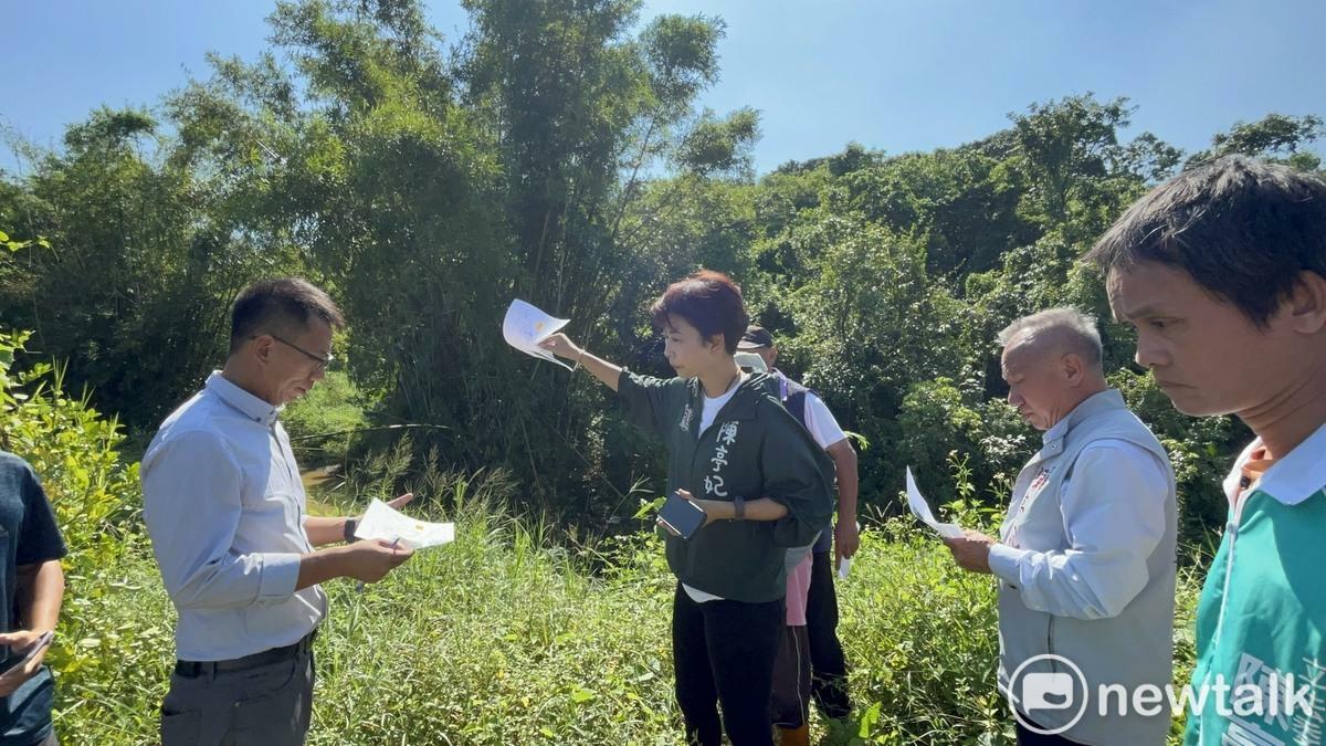 台南官田區湖山排水系統施工期間，當地居民反映土堤部分出現崩塌情況，恐衍生安全疑慮。立法委員陳亭妃今日邀集農業部農田水利署、財政部國有財產署、台南市政府水利局、農業局、吳通龍議員及二鎮里里長陳麒麟會勘，要求相關單位立即將此段崩塌列為優先整治，並以明年度預算支應修復。 圖：陳亭妃服務處提供