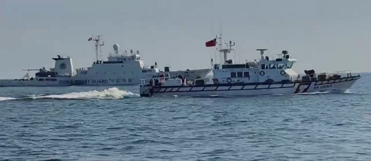 中國海警船15日再次侵擾金門水域，海巡署巡防艇搶佔有利位置近迫監控，阻擋接近金門。 圖：海巡署提供