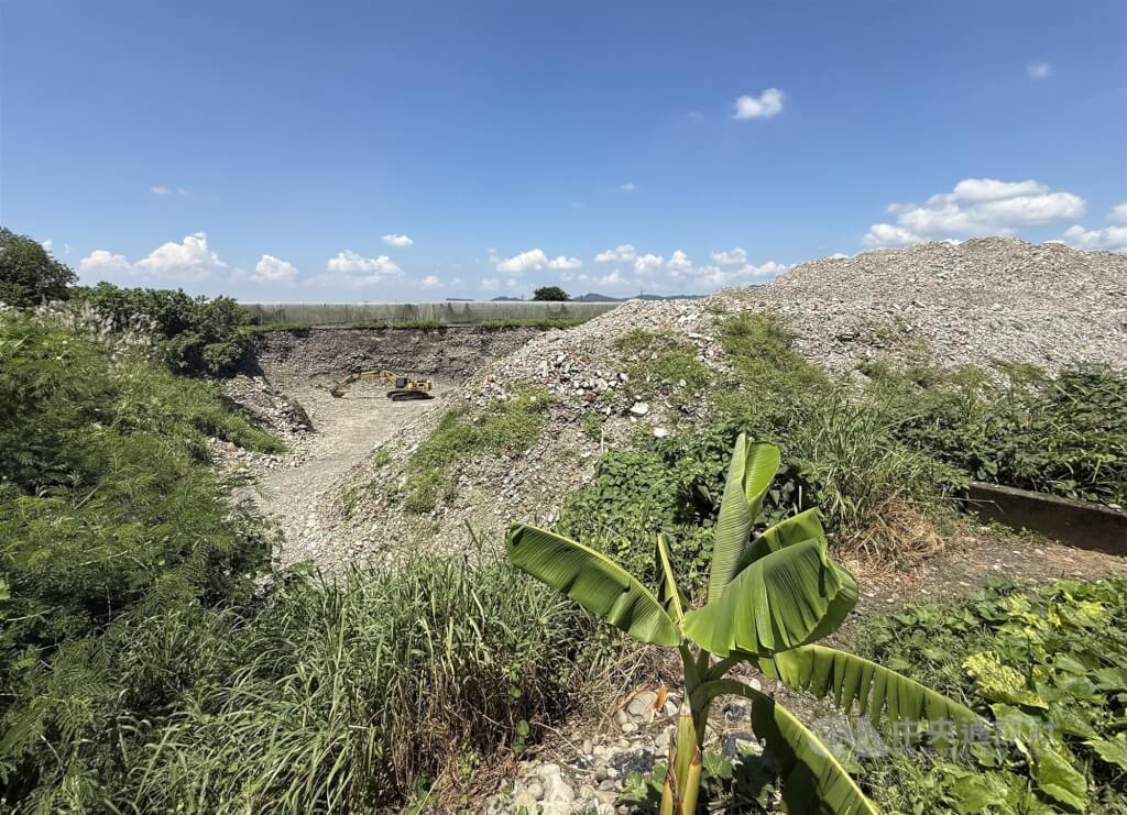 高雄市美濃區農地遭不法盜採土石及回填廢棄物。（中央社檔案照片）