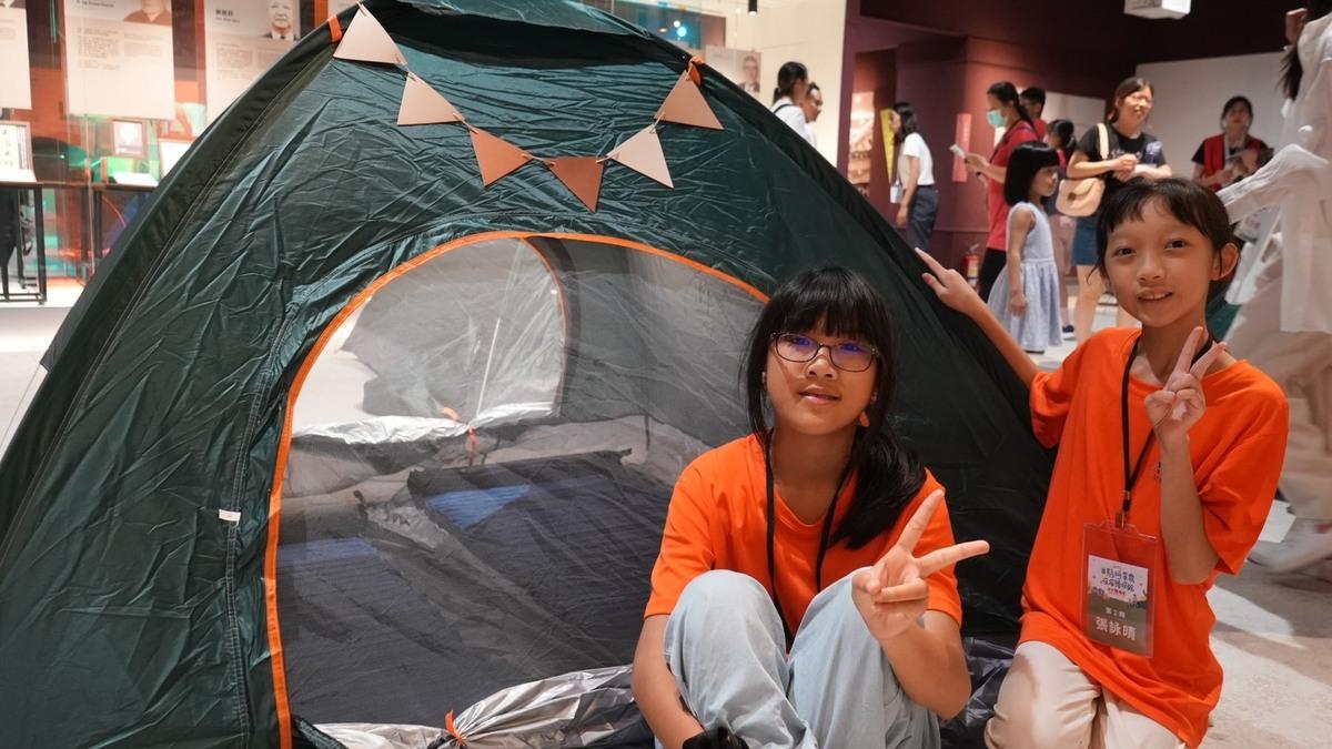 45名親子學員們一同於展區搭建帳篷。 圖：立法院/提供