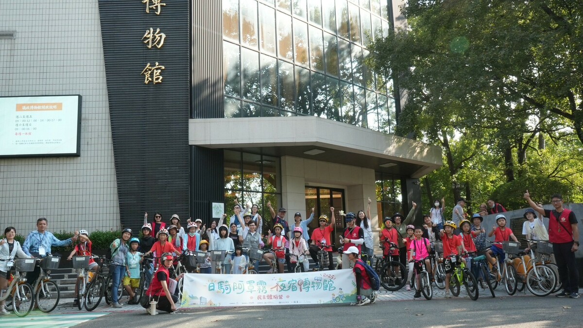 活動安排戶外單車巡禮，由台灣觀光之友及霧峰觀光大使陳永進老師領軍，學員們沿途參訪林家花園、阿罩霧舊街、菇類產學館等多處景點。 圖：立法院/提供