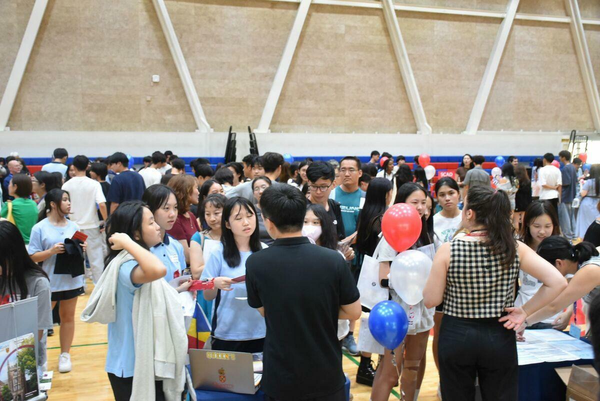 熱門大學攤位前學生大排長龍。 圖：孫家銘攝