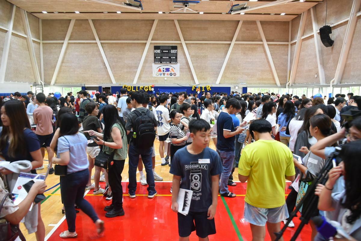 第三屆「南部台灣大學博覽會」現場湧進超過300位學生探詢海外留學管道。 圖：孫家銘攝