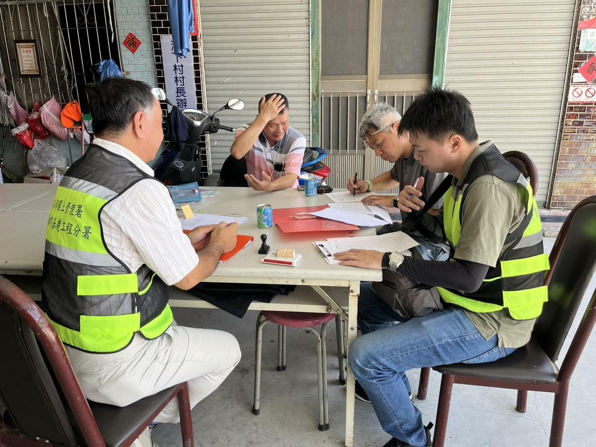 國土署中工分署率修繕小組在第一線協助受災民眾彙整修繕需求。 圖：國土署提供