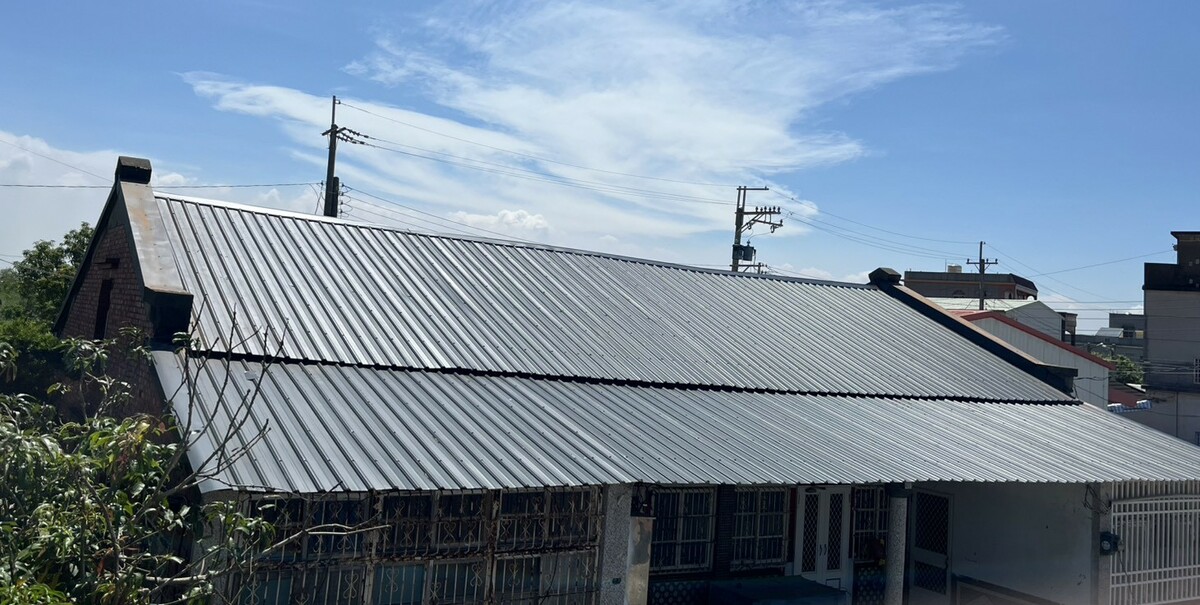 國土署中工分署率修繕小組完成受災戶之屋頂修復。 圖：國土署提供