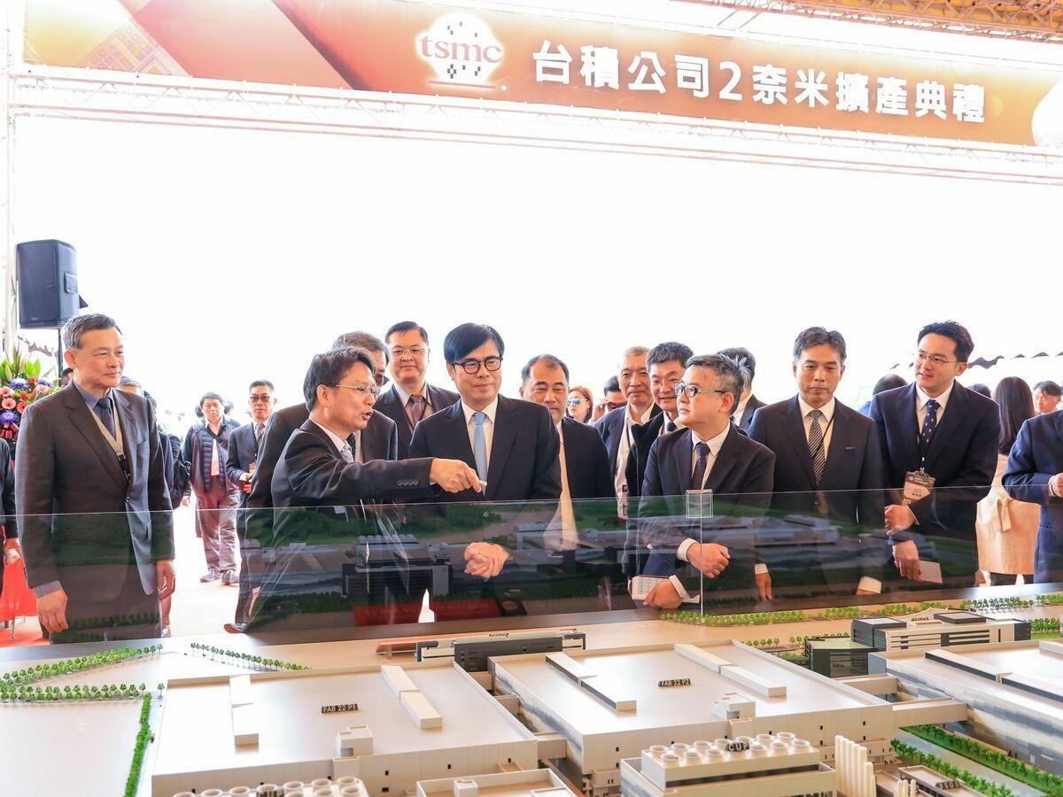 《天下雜誌》「2025縣市長施政滿意度調查」，陳其邁再度榮登六都第一。高雄市政府表示未來將持續全力以赴、深化施政，讓高雄在各項發展中再創高峰。 圖：高雄市政府/提供