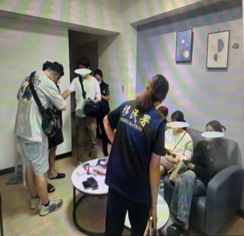 移民署彰化專勤隊查獲越籍韓女上網購買美容針劑，幫同鄉進行割雙眼、豐唇及隆鼻等手術，專勤隊會同員警前往台中市烏日區大廈套房，查獲韓女等人正在進行醫美手術。（彰化專勤隊提供）中央社記者吳哲豪傳真  114年9月16日