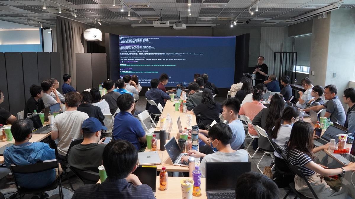 AWS首度南下高雄，在青年局「K-TV新媒體人才培育中心」舉辦生成式AI工作坊，吸引逾25家企業與專業人士到場體驗AI實作。 圖：高雄市青年局/提供