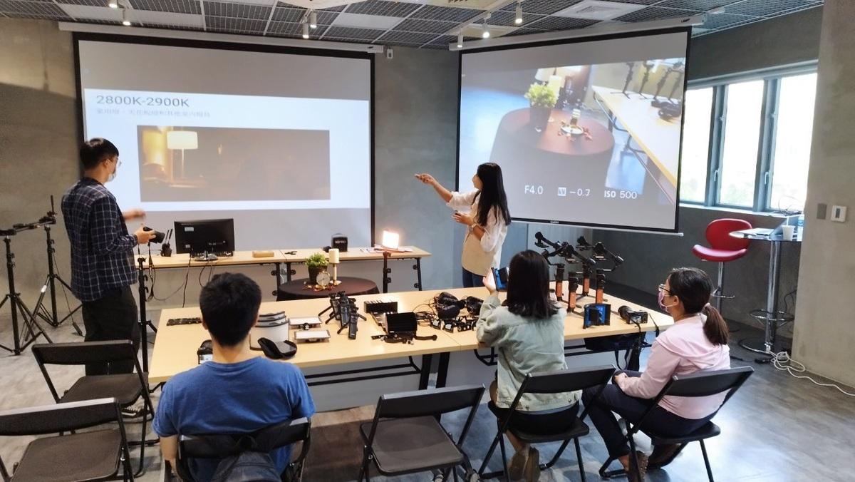 青年學員於「K-TV新媒體人才培育中心」使用專業設備進行創作與交流，展現高雄青年在新媒體領域的蓬勃能量。 圖：高雄市青年局/提供