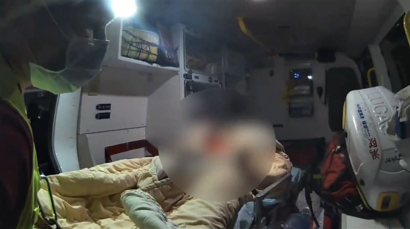女子送醫送醫搶救，目前在加護病房觀察。 圖：警方提供
