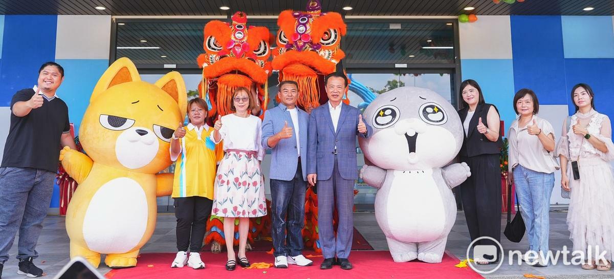 縣長翁章梁今出席開幕典禮，與總經理賴首富、文化觀光局長徐佩鈴等人邀全台親子家庭園區同樂。 圖：唐復年/攝