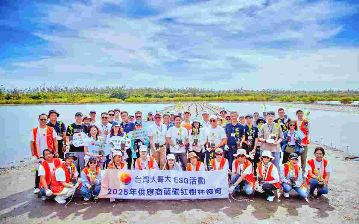台灣大哥大串聯供應鏈展開實質氣候行動，號召30家供應商南下台南台江國家公園，於「台灣大藍碳 紅樹林復育計畫」試驗區補植500株欖李紅樹林。 圖: 台灣大/提供