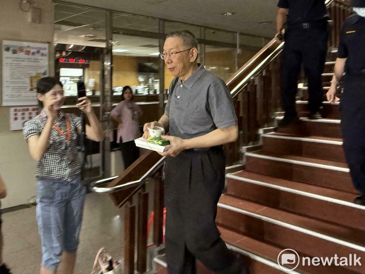 民眾黨前主席柯文哲今天出庭，中午帶著便當下樓。 圖：周煊惠 / 攝