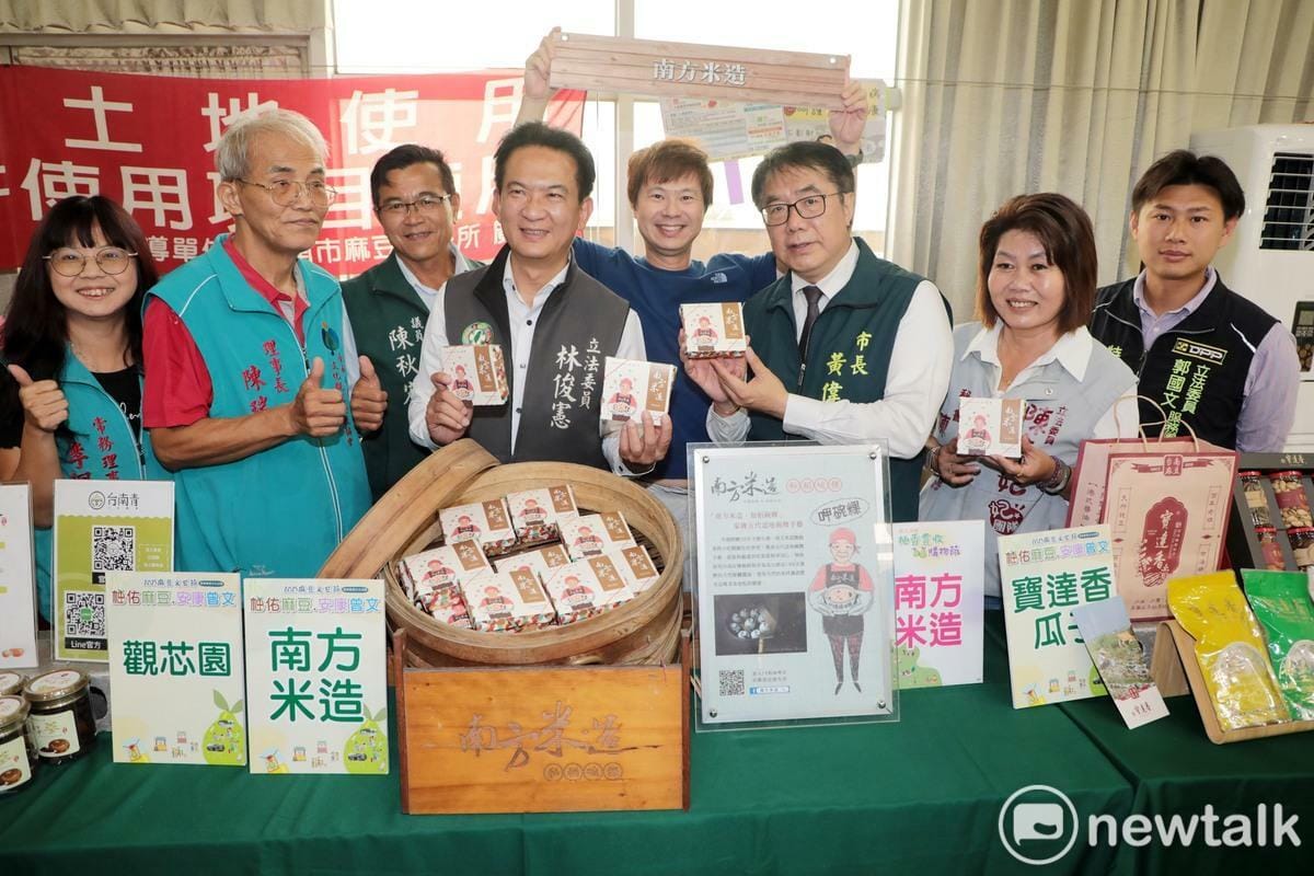 黃偉哲強調，今年雖因風災導致麻豆文旦產量大減，但農民及市府秉持著寧缺勿濫、寧少勿混的心態，拒絕混入他地的文旦，就是要維持麻豆文旦的好品質及名聲，也請消費者認清楚品牌，唯有台南市政府或農會掛名的「麻豆文旦」，才是正宗台南麻豆的文旦。 圖：台南市政府提供