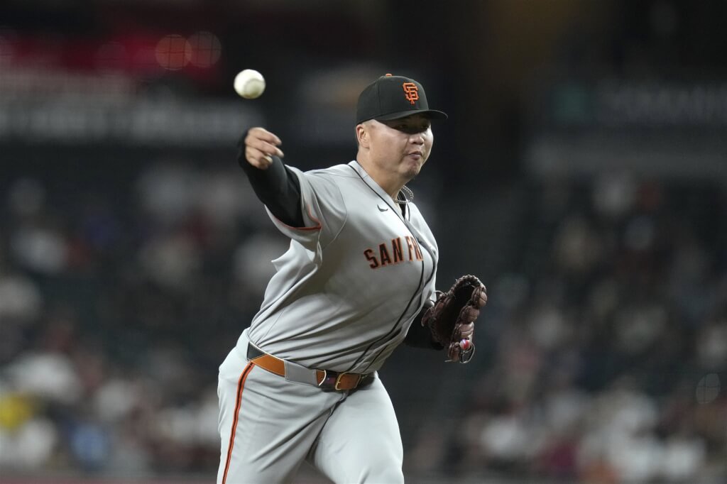 MLB舊金山巨人台灣投手鄧愷威15日先發對上亞利桑那響尾蛇，投4局、送出5K、被敲2安。（美聯社）