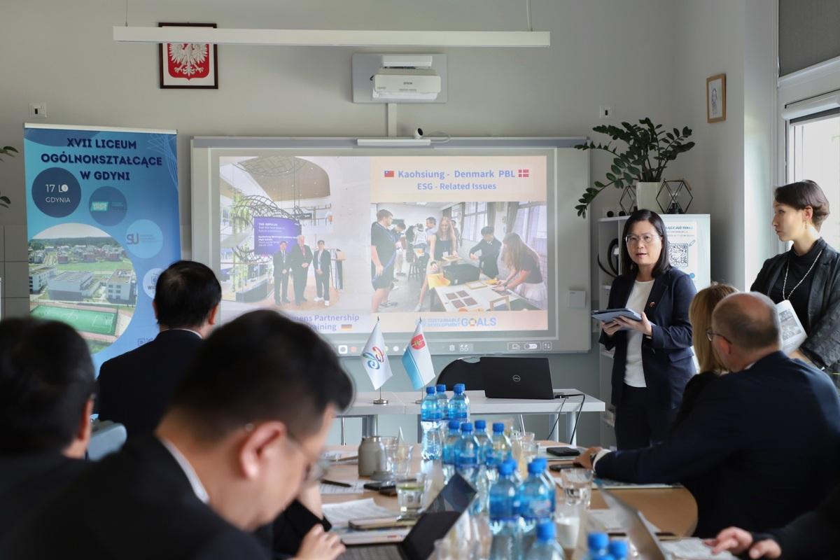 吳文靜簡報高雄教育概況。 圖：高雄市教育局/提供
