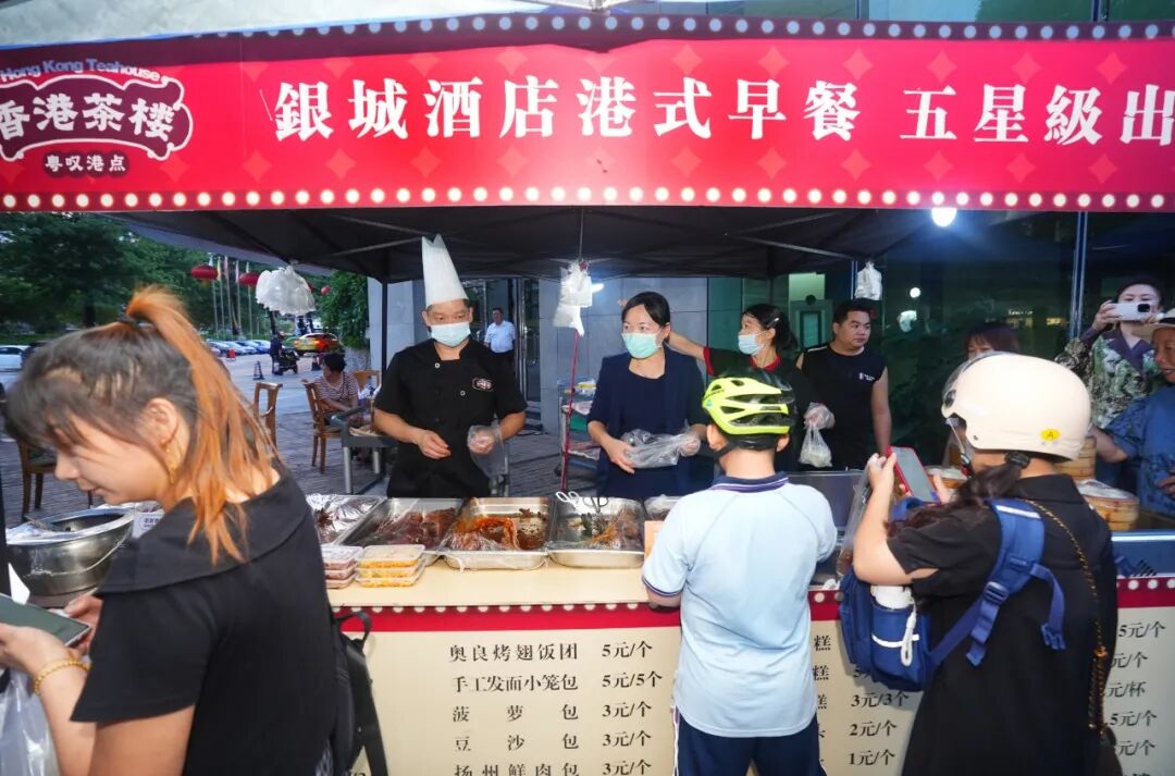 廣東省東莞市五星級飯店「銀城飯店」在門前設置攤位。 圖：翻攝東莞陽光網