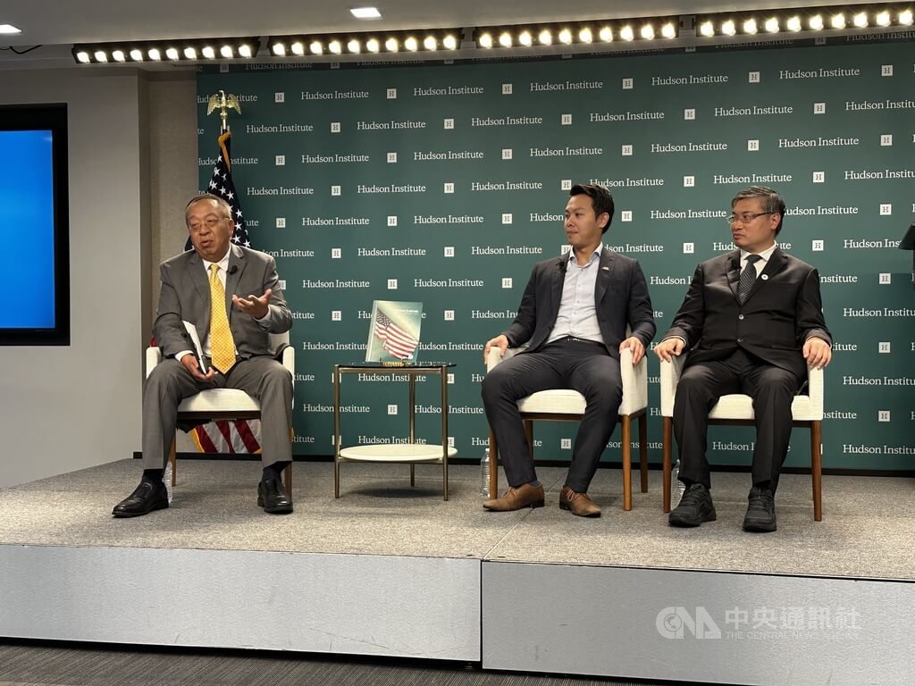 華府智庫哈德遜研究所16日舉辦「混合戰與中共滲透：美台安全合作的共同挑戰」座談，由學者余茂春（左）主持，台灣香港協會理事長桑普（右）、台北地方法院法官許凱傑（中）與會討論。中央社記者侯姿瑩華盛頓攝 114年9月17日
