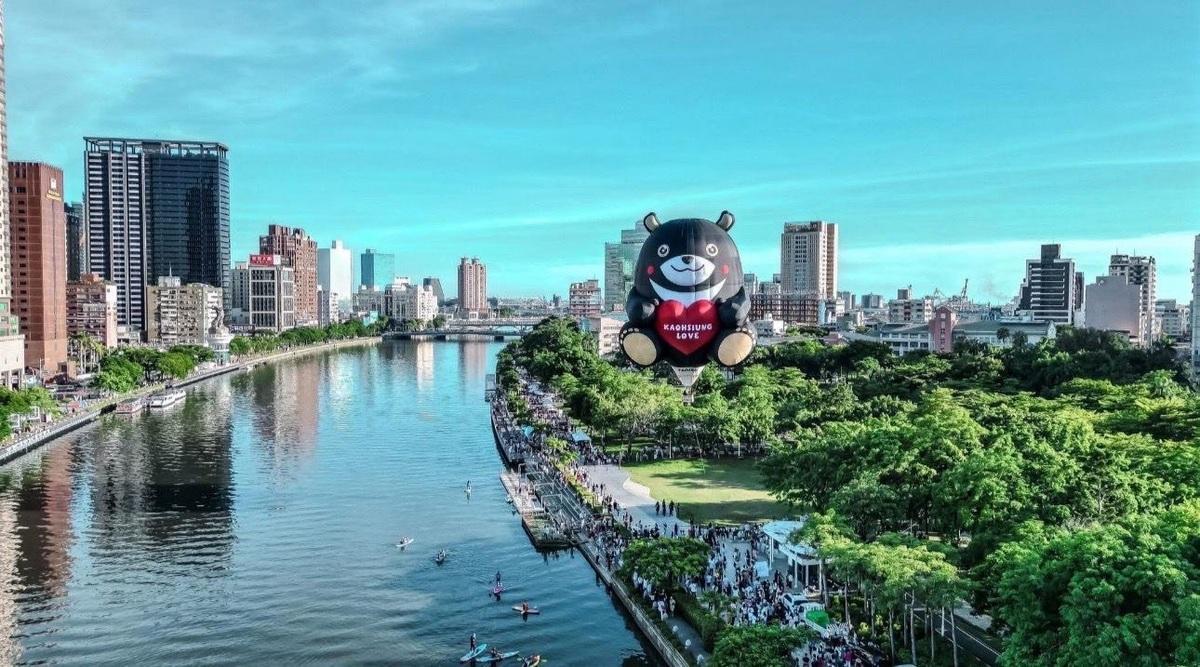高雄熊熱氣球可愛造型於高雄愛河畔升空超吸睛。 圖：高雄市觀光局/提供