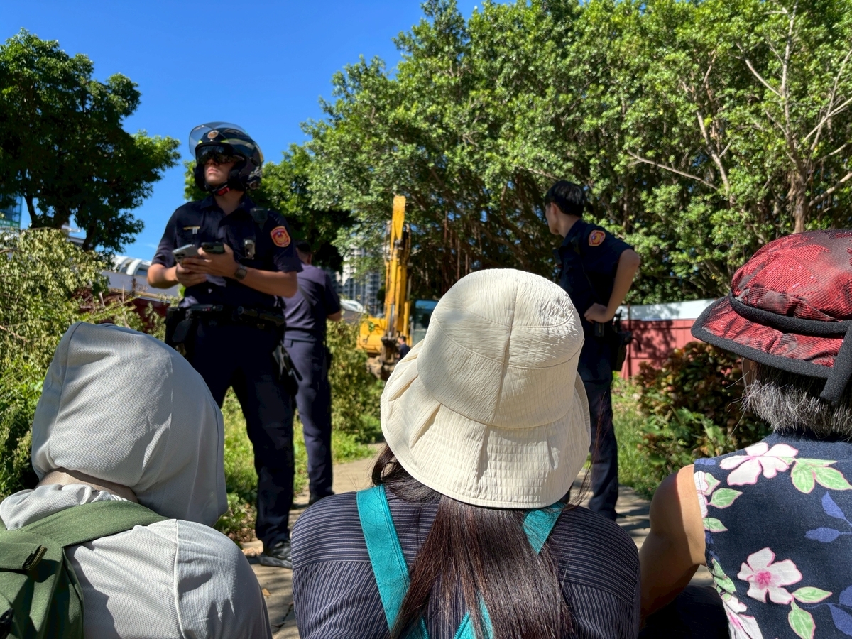 時代力量與居民坐在淡海新市鎮公七公園並肩抗議，痛批新北市府「以公共建設之名，行犧牲綠地之實」。 圖：時代力量提供