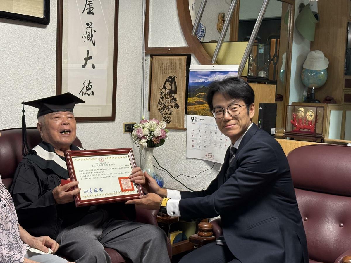 92歲白色恐怖受難者趙清淵（左），接受淡江大學學生事務處生活輔導組虢恕仁組長(右)頒贈榮譽畢業證書。 圖：國家人權博物館提供