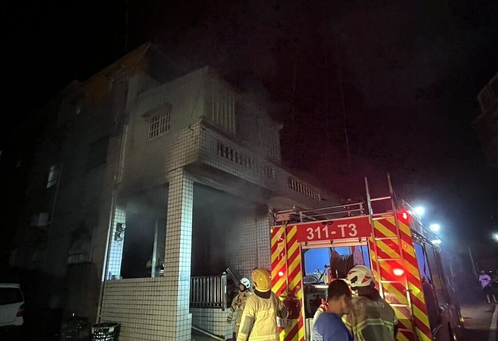嘉義縣東石鄉型厝村一處3樓住宅17日發生火警，李姓屋主第一時間發現1樓冒濃煙，與其弟弟從3樓翻牆至隔壁求援，消防人員獲報趕往布水線滅火。（嘉義縣消防局提供）中央社記者黃國芳傳真　114年9月17日