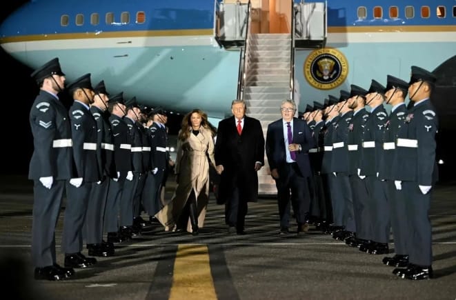 川普與第一夫人梅蘭妮雅搭乘空軍一號抵達英國進行國是訪問，將會見英國國王。 圖 : 翻攝自央視新聞