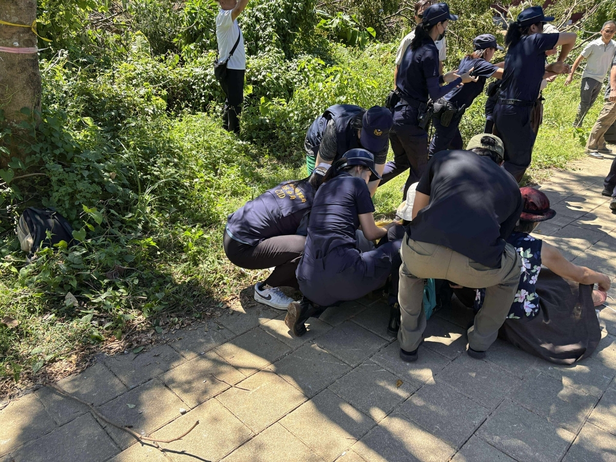 淡海拆樹爆激烈衝突，居民與時力綠黨成員遭警方強押上銬。 圖：時代力量提供