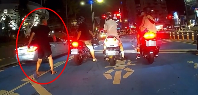 一輛賓士C300違規突切車道，被騎士按喇叭提醒後，駕駛竟怒下車嗆聲。 圖 / 翻攝畫面