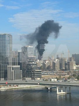 除了海參崴外，俄羅斯首都莫斯科也遭受襲擊，一棟住宅起火燃燒。 圖：翻攝自 @LXSummer1 X 帳號