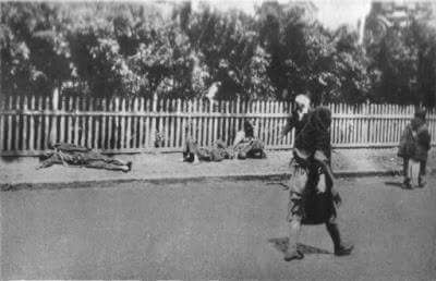一些評論已將俄國的行為，與 1932 年蘇聯製造的種族滅絕——烏克蘭大饑荒聯繫起來。圖為當時哈爾科夫街上的餓殍。 圖：翻攝自 X《Andrey Smetanenko》