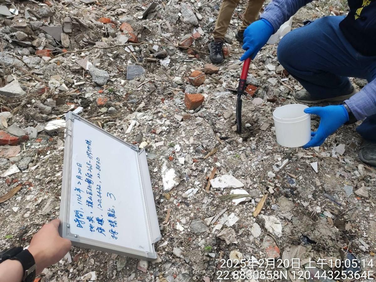 高市環保局今年2月現場採集樣品，送國家環境研究院認證第三方實驗室檢測。 圖：高雄市環保局/提供