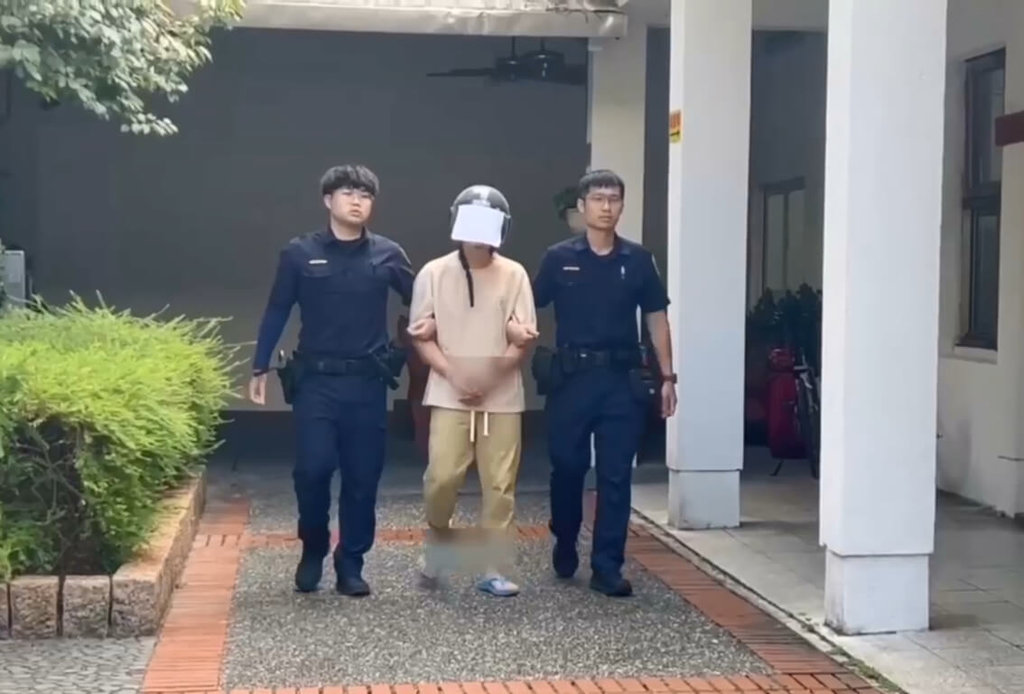 宜蘭縣礁溪警方15日盤查毒品通緝犯簡姓男子（中）時，犯嫌拒捕駕車衝撞員警，警方對車輪開2槍，簡男趁隙跳車逃逸；專案小組連夜追查，展開緝捕，17日凌晨在桃園大園區逮捕簡男並搜出毒品，詢後解送歸案。（讀者提供）中央社記者王朝鈺傳真　114年9月17日