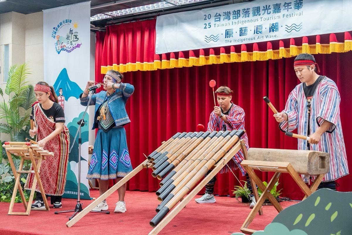 開幕表演由來自谷關的泰好玩打擊樂團與口簧琴工藝師鄭汝芝帶來泰雅族樂音表演。 圖：交通部觀光署／提供