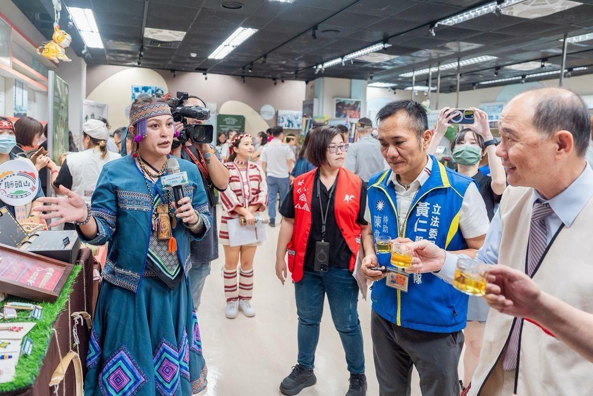 記者會現場由部落職人介紹原民工藝特色。 圖：交通部觀光署／提供