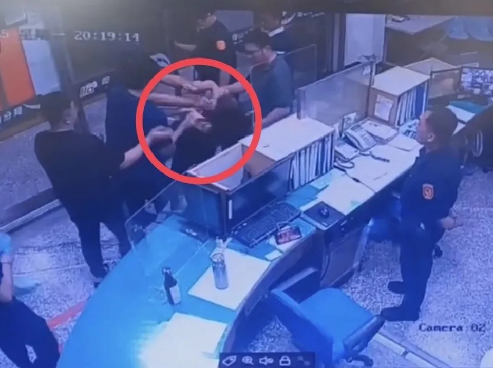 女子母親指控員警4打1，但實際卻是女子攻擊警員遭壓制。 圖：岡山警方提供