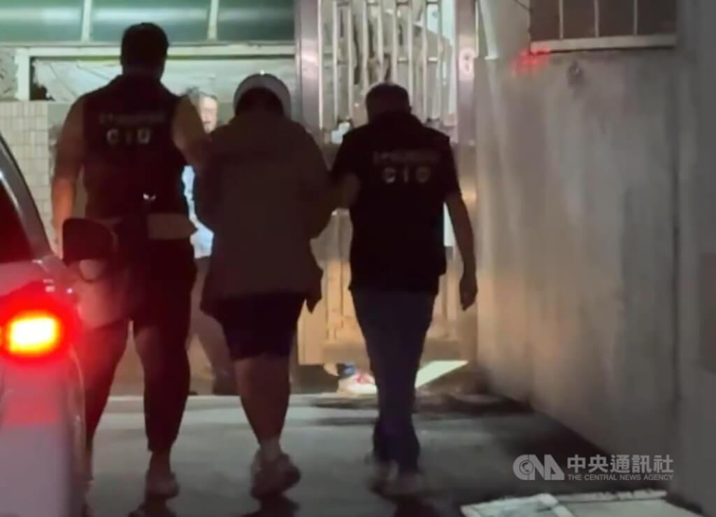 台中市顏姓女大生16日被發現陳屍沙鹿區櫻花隧道旁空地，涉有重嫌的17歲前男友（中）逃逸6小時後在彰化落網。中央社記者趙麗妍攝 114年9月16日