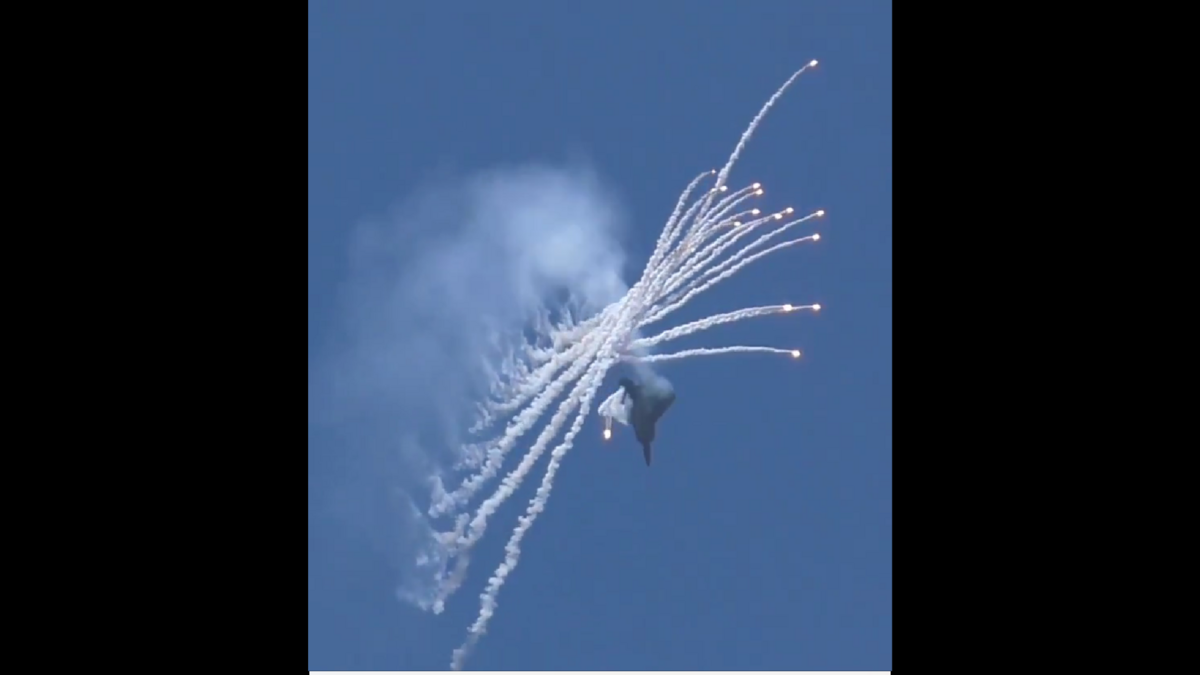 美國F-22「猛禽」戰機成功發射史上射程最遠的AIM-120先進中程空對空飛彈，創下紀錄。 圖:翻攝自影片