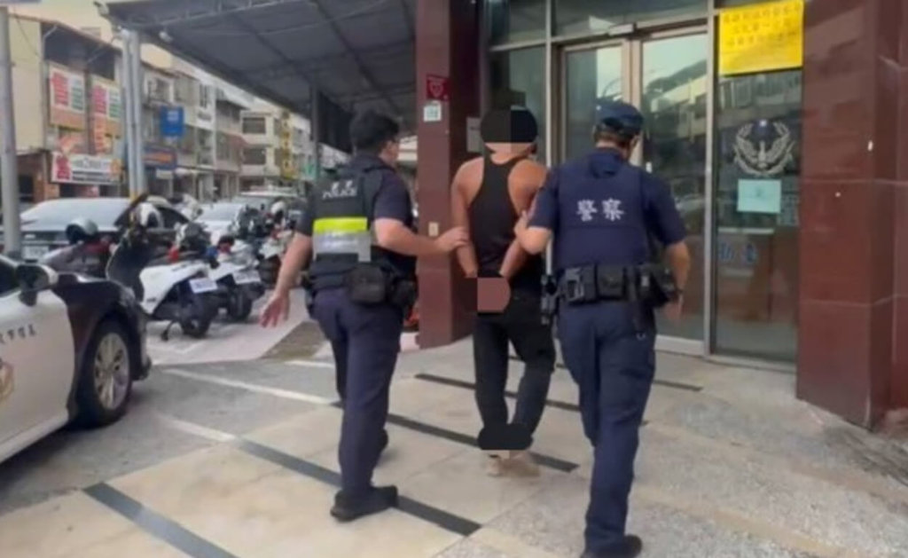 高雄陳姓男子（中）因不滿吳姓前女友與其他男子見面，懷疑吳女是出軌才分手，114年7月25日竟持棍當街追打，致吳女一度命危；警方獲報後2小時內將陳男拘提逮捕到案，全案依殺人未遂罪嫌起訴，並建請高雄地方法院從重量刑，以維法治。（高市三民一警分局提供）中央社記者洪學廣傳真　114年9月17日
