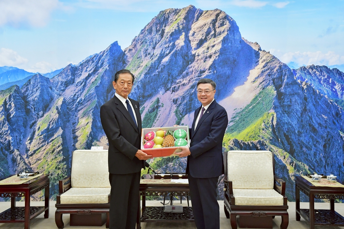 行政院長卓榮泰今（17）日接見「日本台灣交流協會」隅修三會長一行時，特別挑選四樣台灣水果贈予，包括：文旦、水梨、金鑽鳳梨及火龍果。 圖：行政院提供