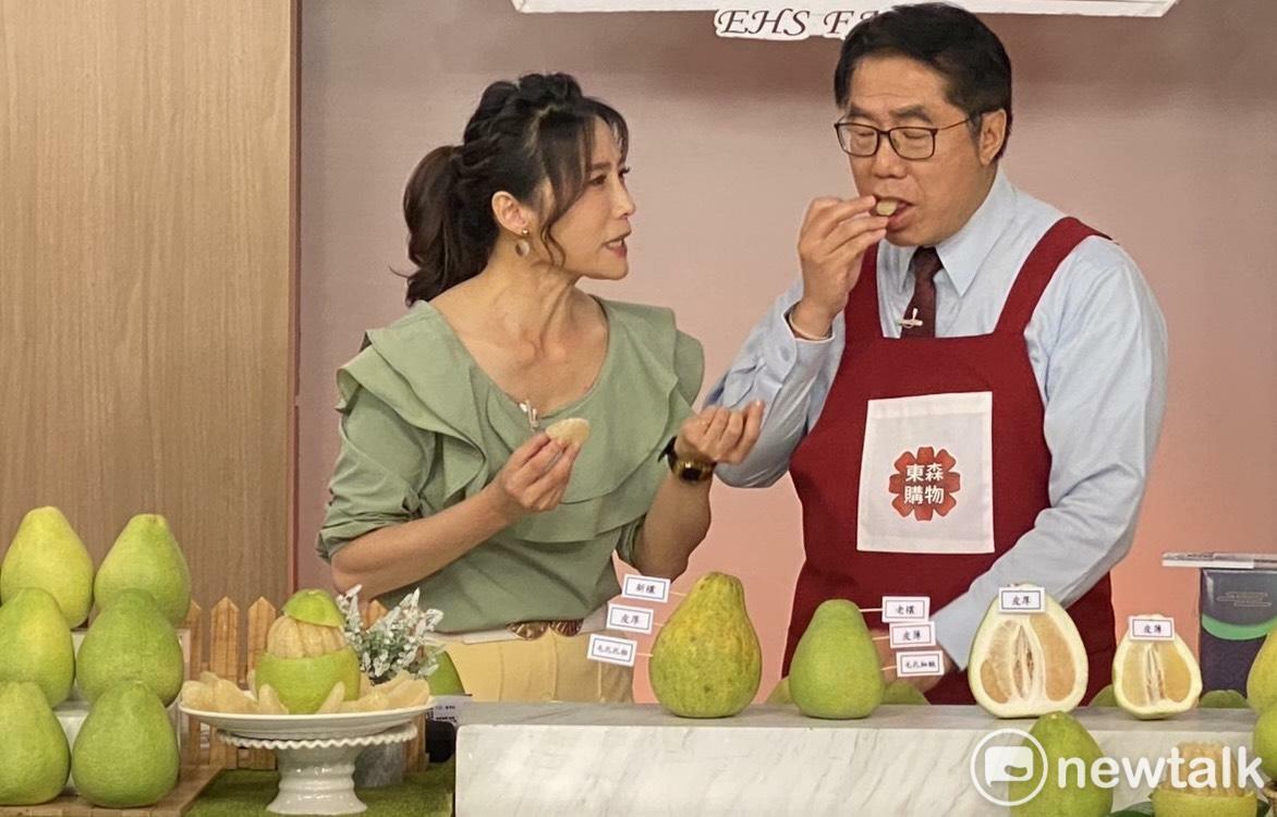 台南市長黃偉哲再度受邀出席電視購物直播，親自上陣「叫賣」台南在地優質文旦，向全國觀眾行銷。直播僅40分鐘，原訂限量200箱(每箱6公斤)迅速秒殺。 圖：台南市政府提供