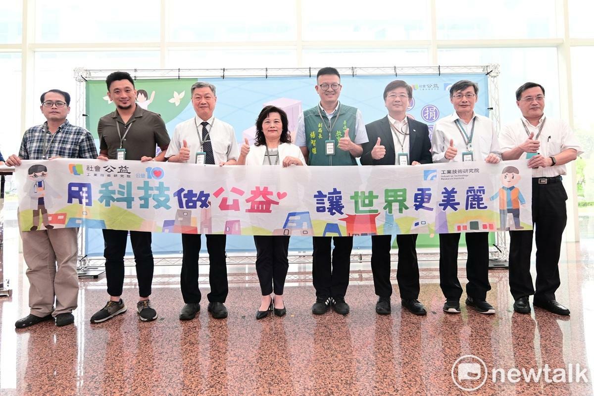 受中颱丹娜絲侵襲，臺南沿海多所國中小校園設施毀損，導致學習資源短缺。工研院攜手臺南市政府與慈濟基金會，舉行「送愛到臺南—風災區國中小捐贈活動」，募集大量再生筆電、圖書與二手家具，協助災後16所國中小校園重建，期盼風災吹不熄孩童學習力，讓學生安心就學。 圖：工研院提供