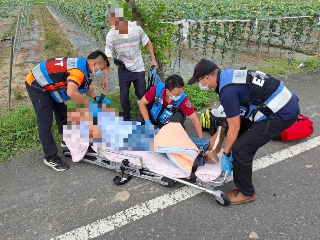 台南市東山區聖榮橋往東300公尺道路，17日下午發生2輛自小客車疑似對撞，造成1人OHCA及2人受傷。（台南市消防局提供）中央社記者張榮祥台南傳真 114年9月17日