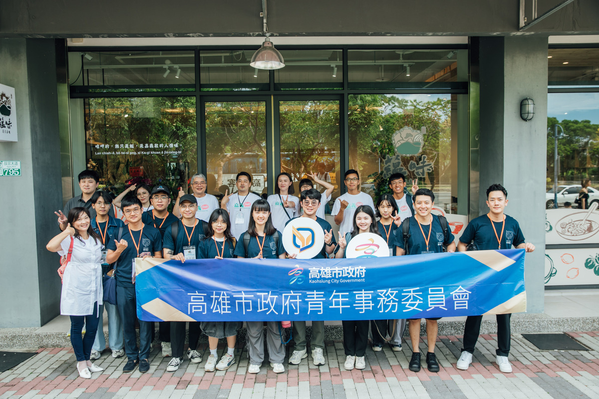 高雄市青年事務委員會與嘉義縣青年諮詢委員會，展現跨縣市交流的愉快氛圍。 圖：高雄市青年局/提供