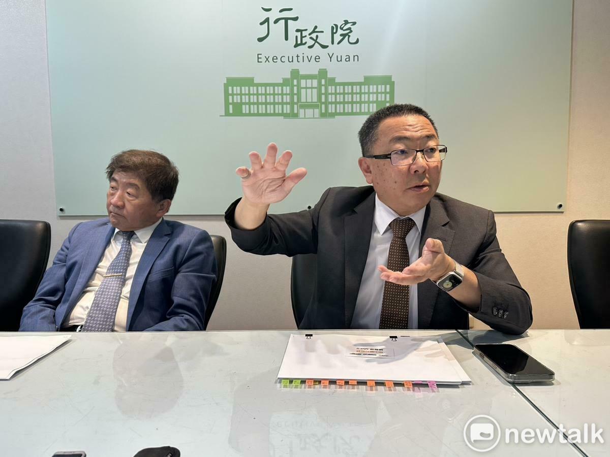 行政院政務委員林明昕（右）今（17）日表示，明天的行政院會將拍板「海纜七法」的修法報告，全面強化關鍵基礎設施的法律保障，確保台灣在灰色地帶行動與國際風險中維持穩定。 圖：謝莉慧/攝