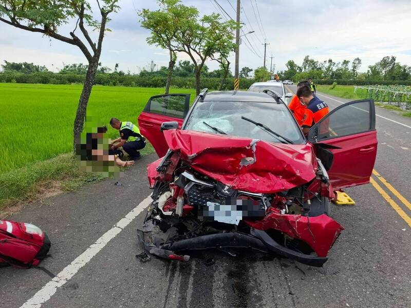 台南發生嚴重車禍，紅車駕駛當場失去呼吸心跳，送醫搶救不治。 圖：警方提供