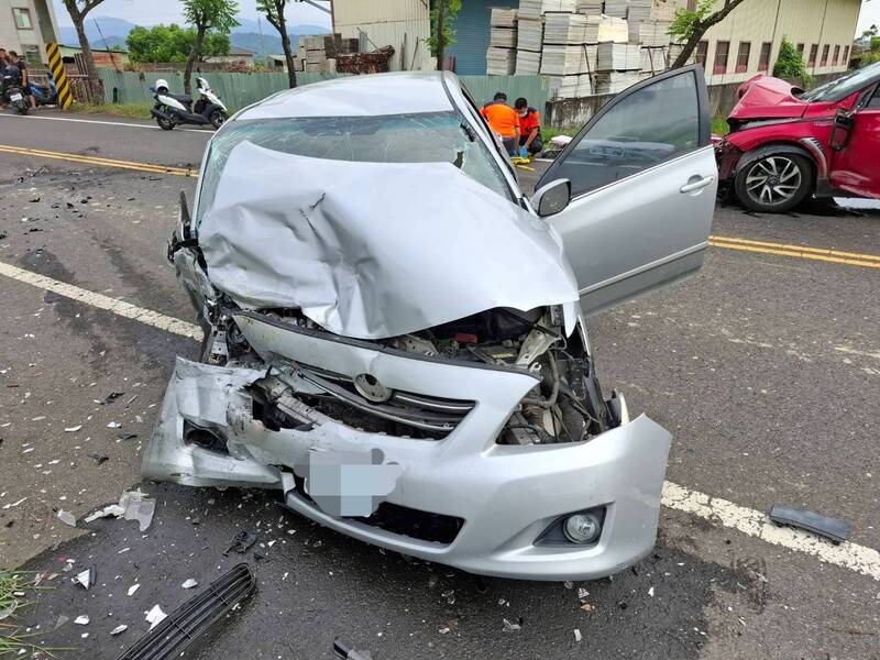兩輛車疑似對撞，車頭毀損都相當嚴重。 圖：警方提供