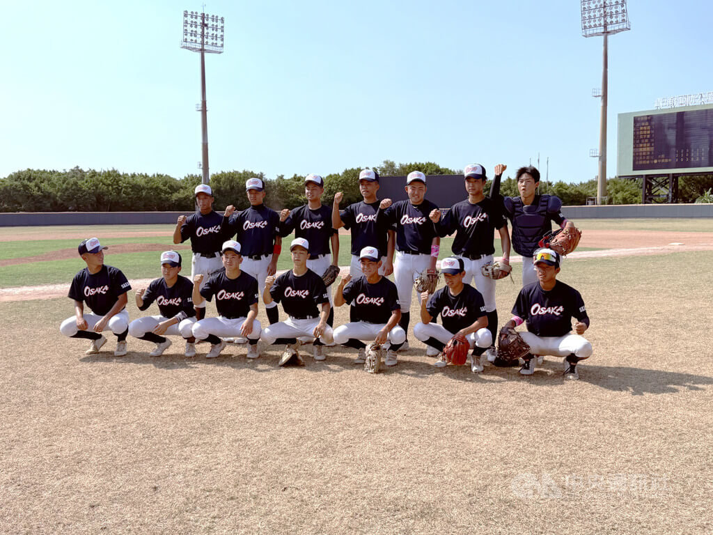桃園盃棒球賽青少棒組賽事，日本大阪隊17日首戰以6比5擊退南投中興國中，總教練安田裕一直呼台灣天氣比日本熱。圖為賽後球員合照。中央社記者謝靜雯攝 114年9月17日
