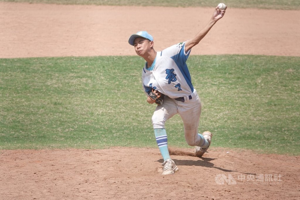 桃園盃棒球賽青少棒組賽事，高雄忠孝國中讓張恩郡（圖）再回投手丘，而他修正動作、揮臂變短，控球也獲得改善，17日先發率隊以7比1擊敗桃園光明。中央社記者謝靜雯攝  114年9月17日